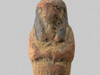 Aeg T 11  Aeg T 11, Dritte Zwischenzeit, Uschebti, Roter Ton, H 10,5 cm, B 3,6 cm, T 3,0 cm : Bestandskatalog Ägypten, Museumsfoto: Claus Cordes